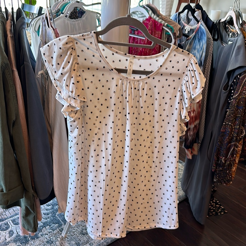New with tags cute top. Perfect for bunch or out to enjoy spring!